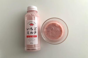 ファミリーマート【いちごミルク】飲んでみた！苺果肉20％入り、酸味しっかり｜いちごパラダイス！